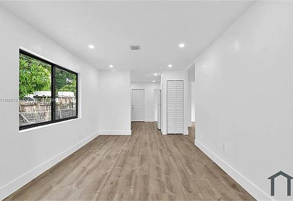 4th image of 2919 NW 92nd St #R