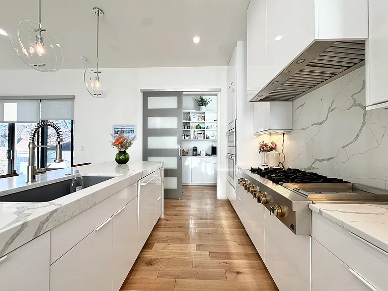 4732 Mercier St — Photo 11