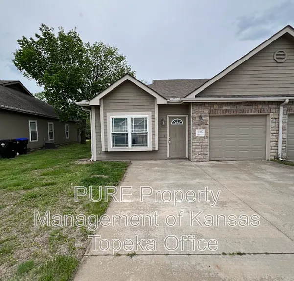 2707 SE Taurus Ct — Photo 2