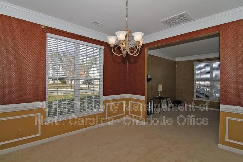 5 bed, 3.0 bath, 2600 sqft, $2,699 — Photo 4