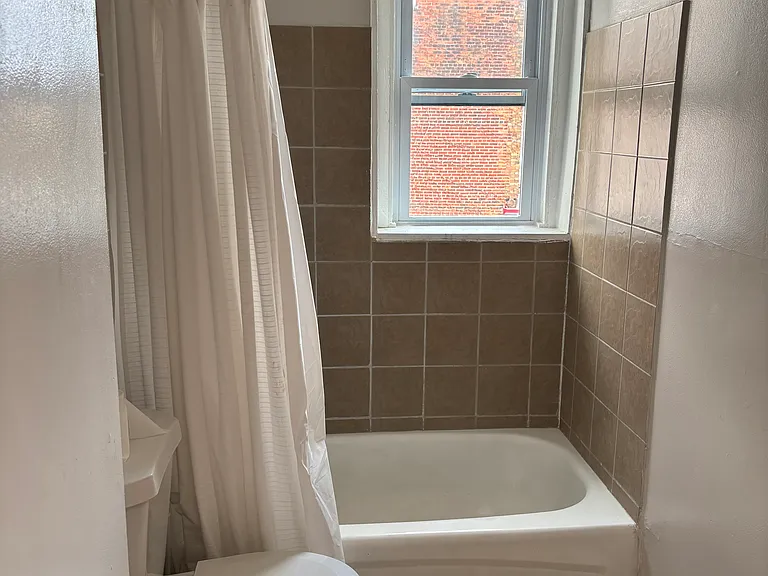 243 Niagara St #2 — Photo 7