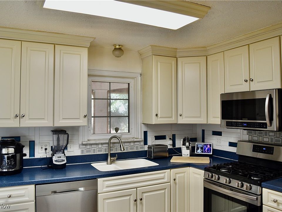 House on the Hill トップス　Checker 90 16252 Oakhill Rd, Cleveland Heights, OH 44112 | Zillow