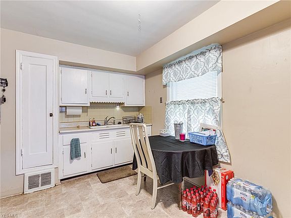 3rd image of 1704 Oakwood Ave