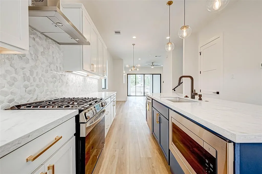 3 bed, 3.5 bath, 2295 sqft, $2,900 — Photo 1