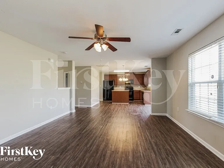 2936 Village Center Dr — Photo 2