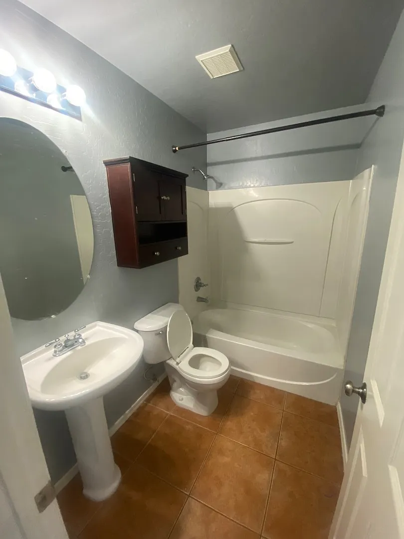 454 N Alder Ct — Photo 4