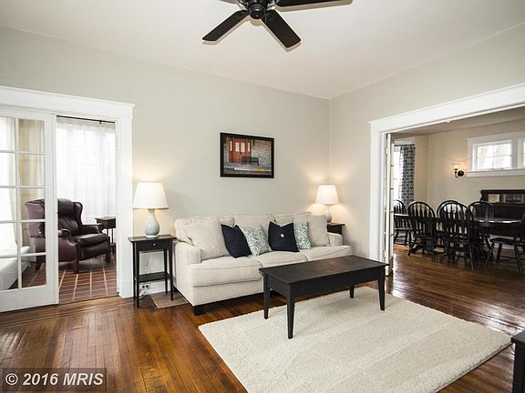 Living Room: great wood floors.