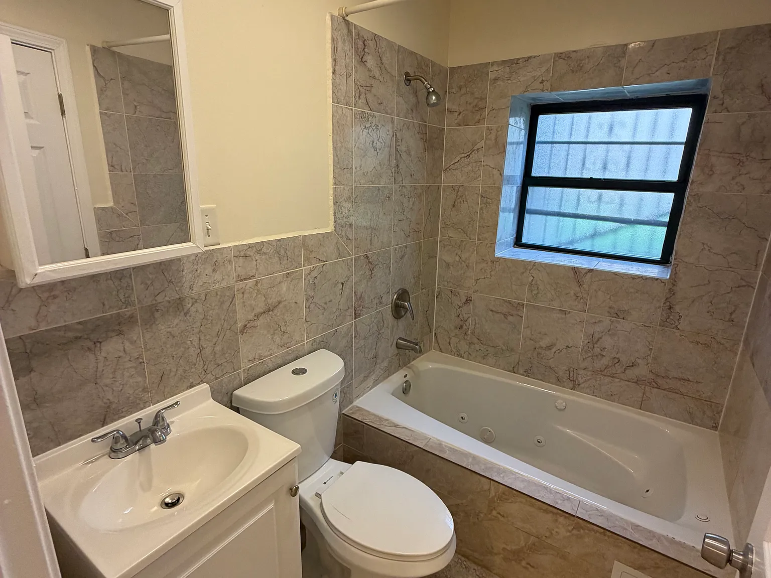 2 bed, 1000 sqft, $1,580 — Photo 2