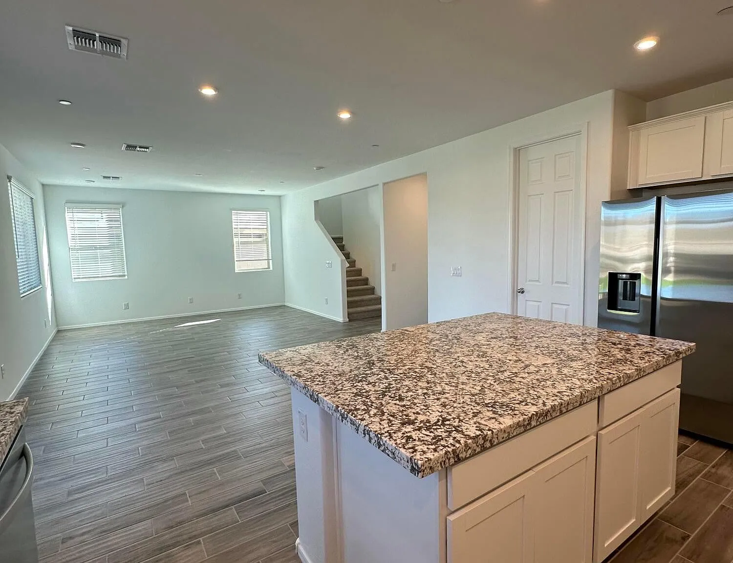 5 bed, 2476 sqft, $2,950 — Photo 3