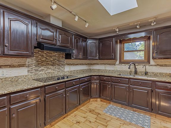 3rd image of 809 Brookhollow Ln