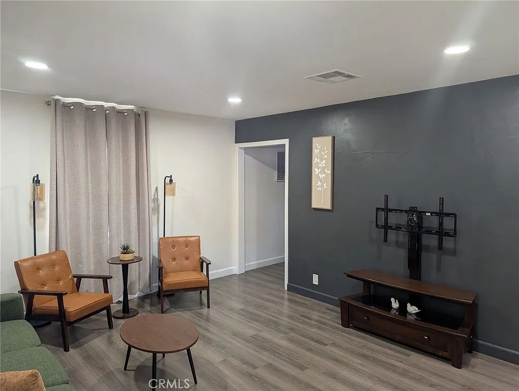 2 bed, 768 sqft, $3,300 — Photo 4