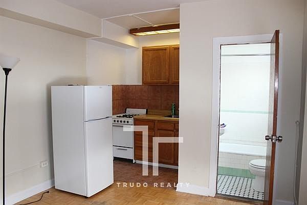 1st image of 505 W Belmont Ave