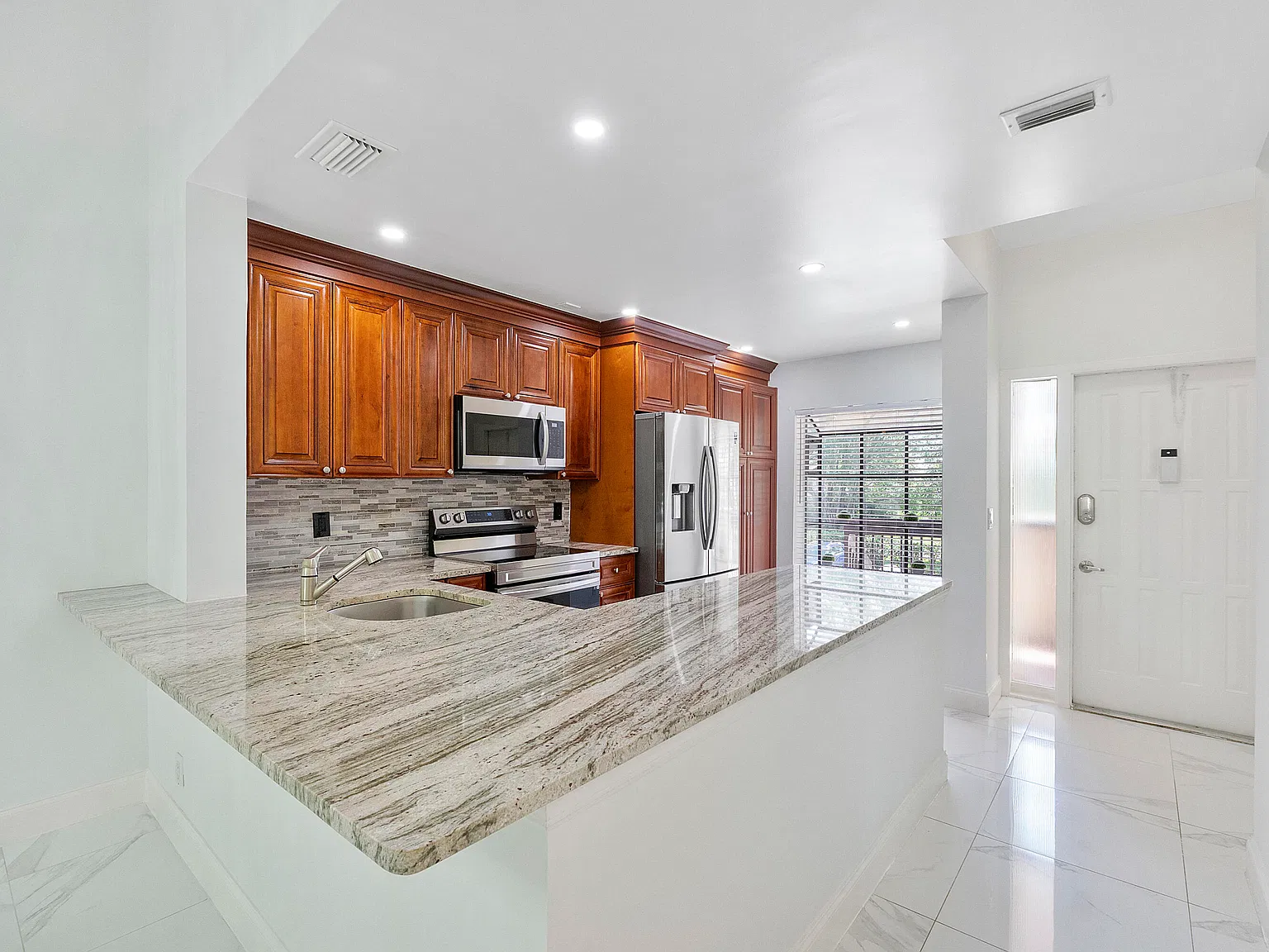 2 bed, 2.0 bath, 1150 sqft, $2,450 — Photo 4