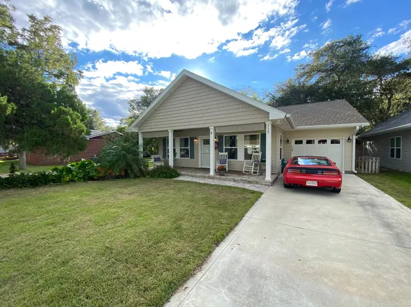 215 S 11th St, Fernandina Beach, FL 32034