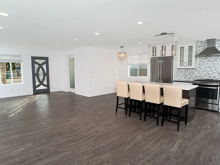 18337 Erwin St — Photo 4