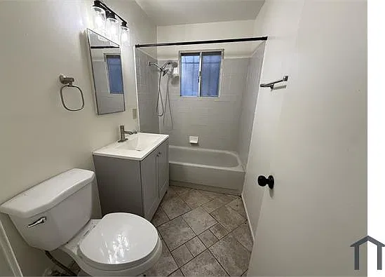 2 bed, 850 sqft, $2,400 — Photo 2