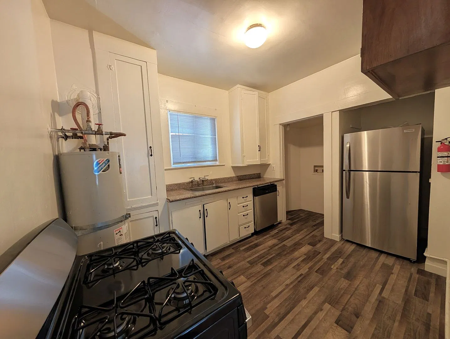 Spacious 2 bedroom-Washer & Dryer Hook up-Brand New Appliances — Photo 3
