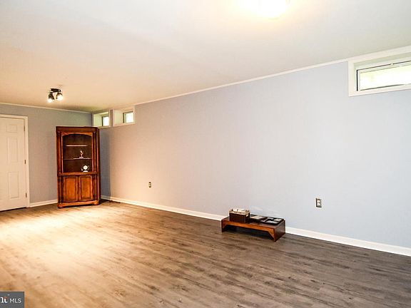 3rd image of 16049 Hayes Ln