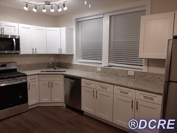 2nd image of 824 W Aldine Ave