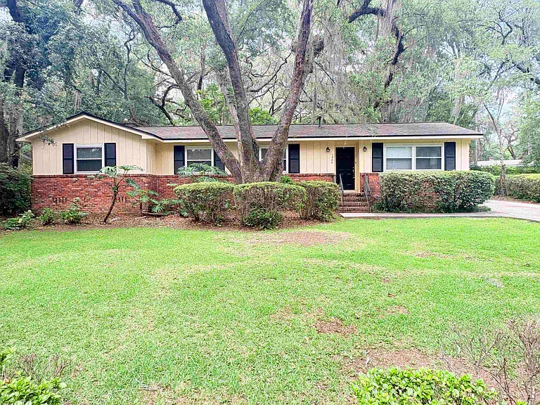 1504 Sunset Ln — Photo 2