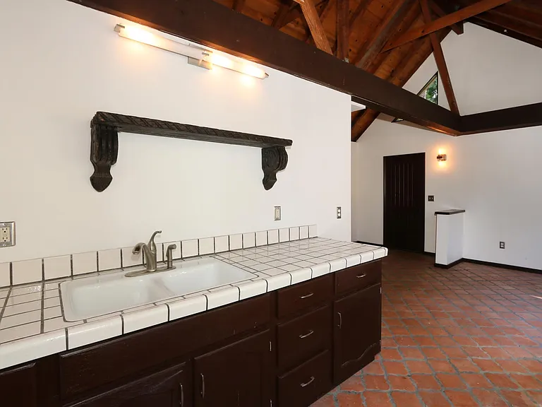 1609 Capistrano Ave — Photo 20