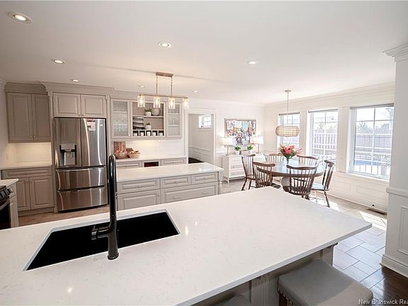 5th image of 10 Emma Ct