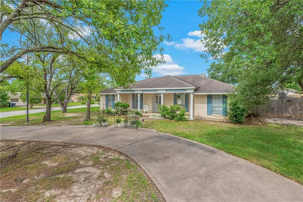 4 bed, 2384 sqft, $2,800 — Photo 1