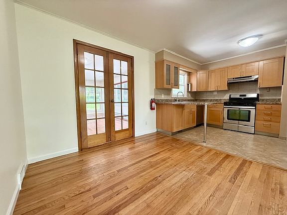 4th image of 920 Eastlawn Dr