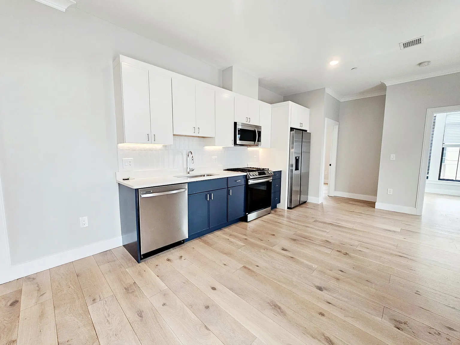 4 bed, 3.5 bath, 1400 sqft, $5,750 — Photo 4