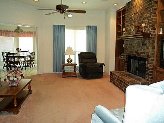 5th image of 1409 Hyde Park Blvd