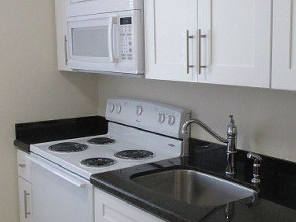 4th image of 1075 NE 39th St #202-18