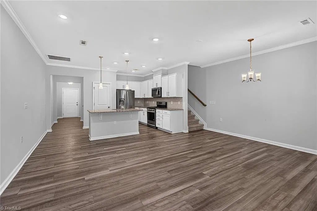 814 Falls Grove Trl - Falls Grove — Photo 2