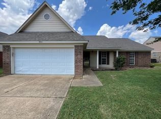 1882 Crescent Ln, Southaven, MS 38671