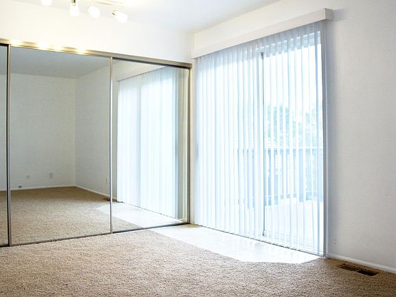 Guest bedroom with balcony access