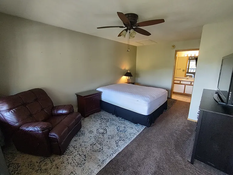 Master Bedroom - Layout #4
