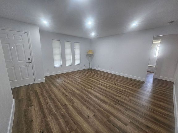 3rd image of 5989 Hillyer Ct