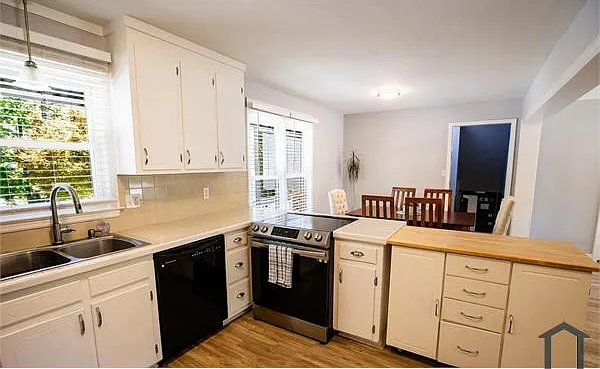 604 Colchester Dr — Photo 2