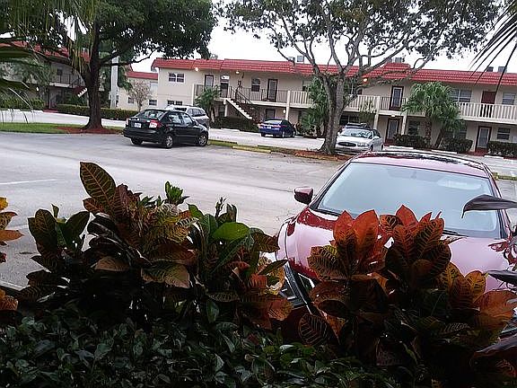 Parking in front.no stairs