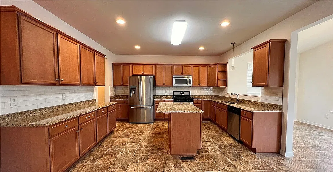 5 bed, 3115 sqft, $3,300 — Photo 4