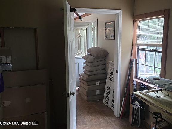 3rd image of 2025 Hendrix Rd