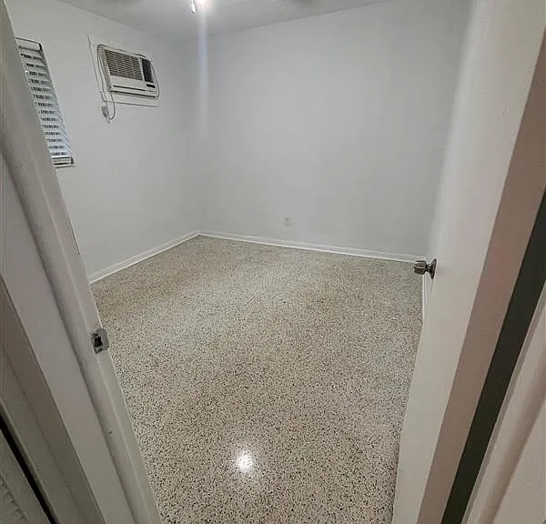 1380 SW 2nd St #5 — Photo 5
