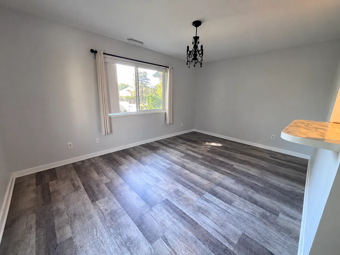 Charming 1 Bedroom, 1 Bathroom on Hayden Island with Pool, Gym & Tennis Court! — Photo 1