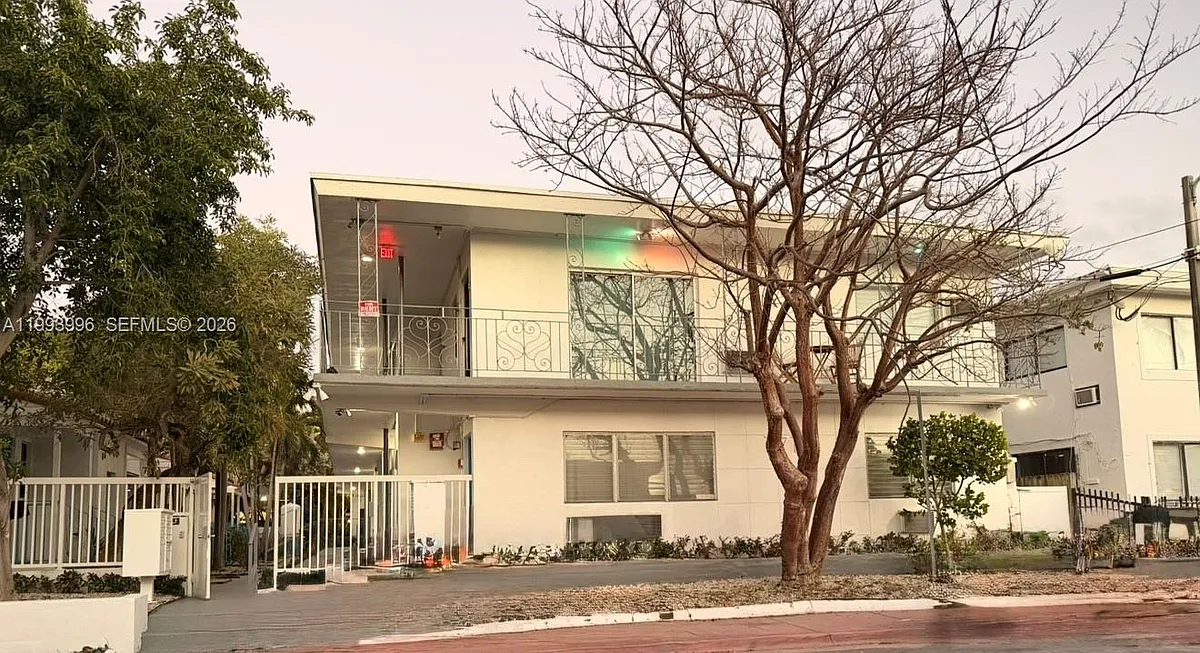 Building Photo - 7717 Byron Ave #9