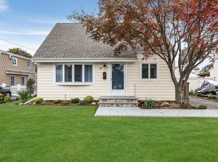 59 Riverside Ave, Merrick, NY 11566