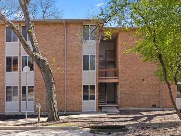 5821 Oakwood Dr APT A, Lisle, IL 60532