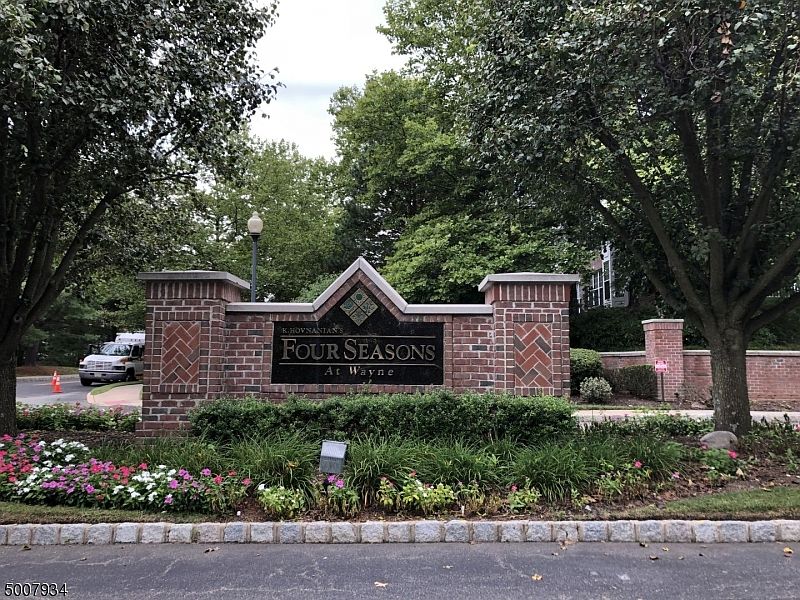 1st image of 415 FOUR SEASONS DR