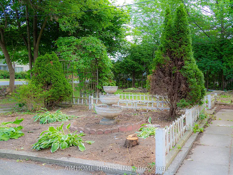 9890 Bayview Ave — Photo 4