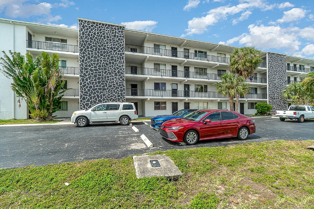 Building Photo - 4906 Victoria Dr #103