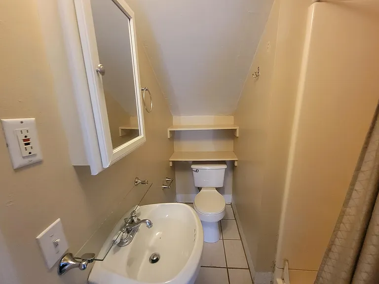 1071 Lincoln Ln — Photo 5