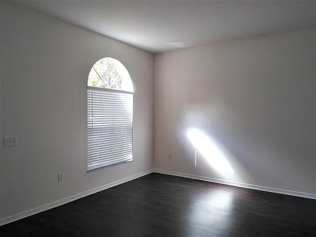 1443 Baythorn Dr — Photo 6